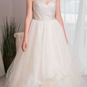 Alvina Valenta Silver Ivory Tulle Wedding Dress Size 10 Sample $3,100 Original